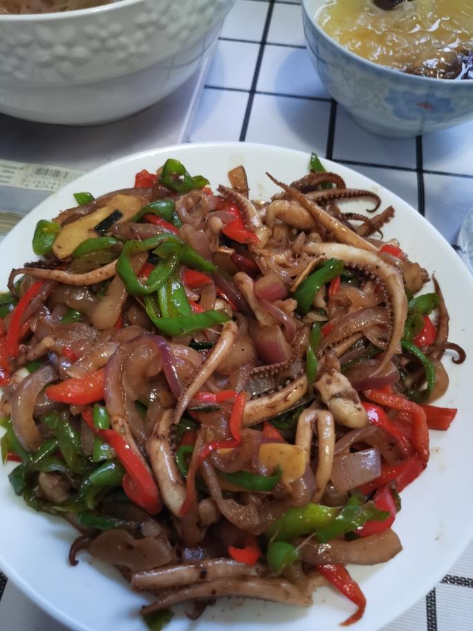 鱿鱼须炒青椒洋葱的做法