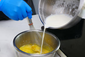 时令水果 鲜奶油 入口即化不掉皮的浮云卷的做法 步骤5