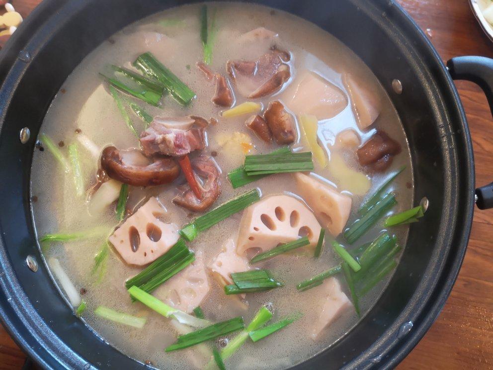 腊猪蹄炖莲藕