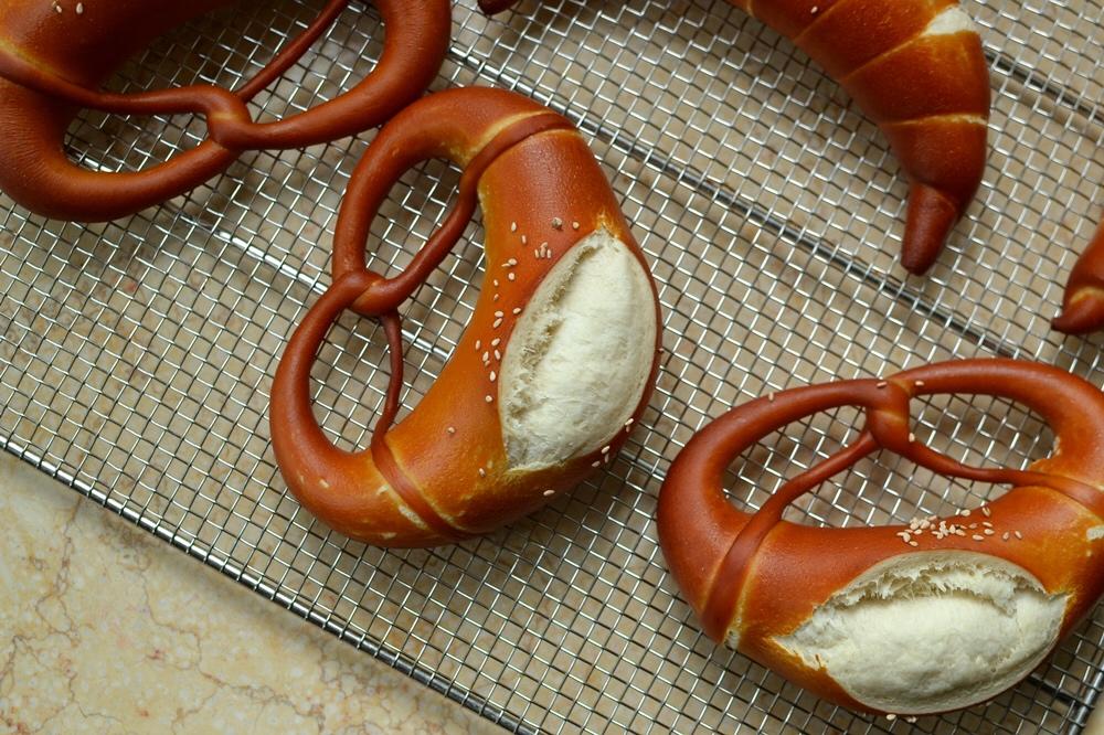 深山养蜂农做的德国碱水面包~普雷节,扭结面包