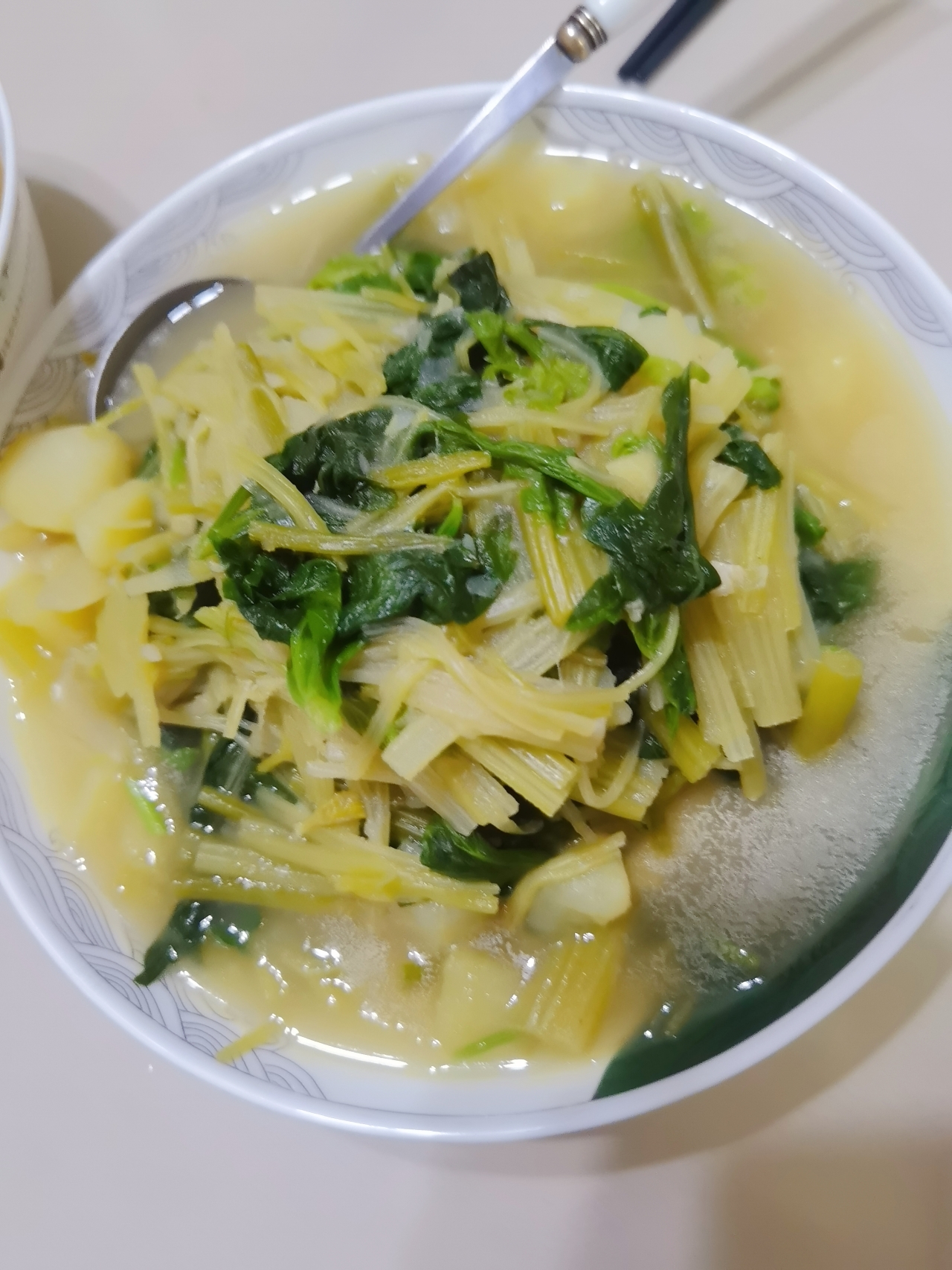 超简单的芹菜炖土豆（好吃的东北菜）的做法