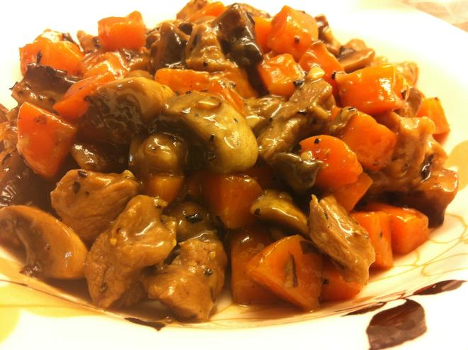 胡萝卜口蘑滑炒肉的做法