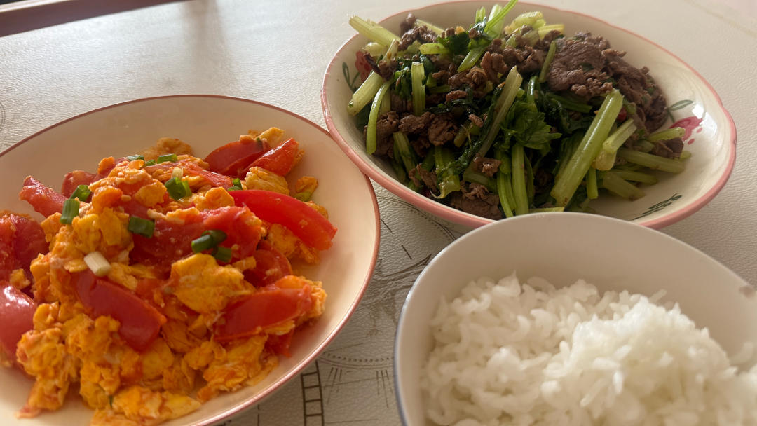 香芹炒肉家常下饭菜！