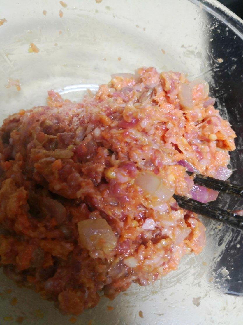 肉嫩多汁快手的牛肉汉堡之牛肉饼