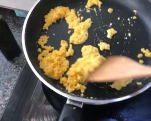 【健康少油】简单又快手的咸蛋黄南瓜的做法 步骤3
