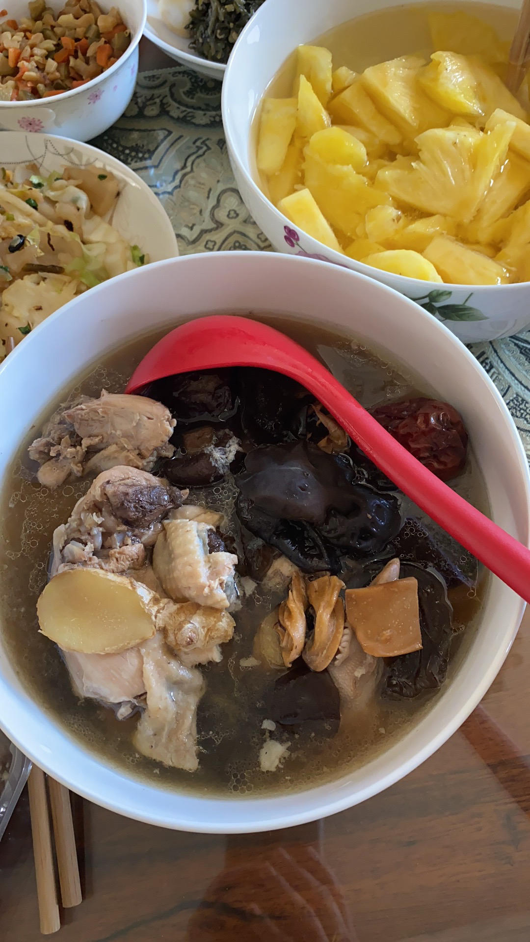 墨鱼干综合菌菇鸡汤