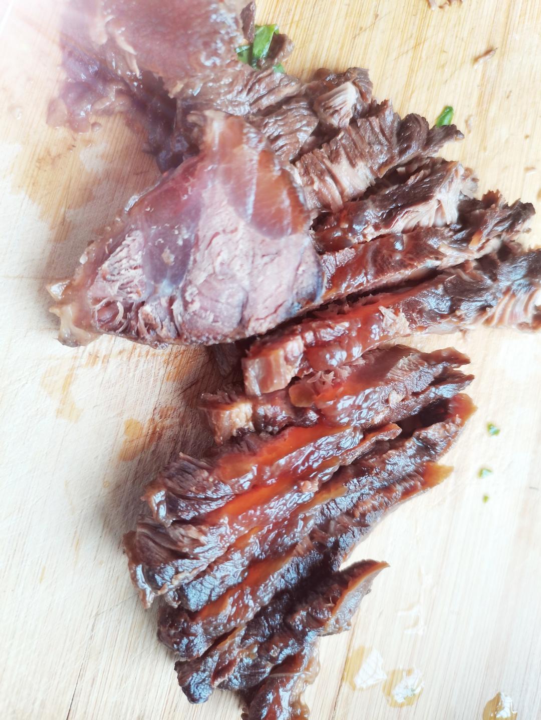 酱牛肉(好吃！！简单！！扔锅直接煮！！)
