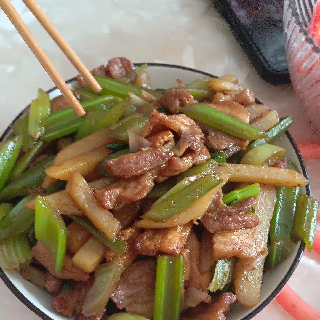 比肉还香的芹菜土豆炒肉