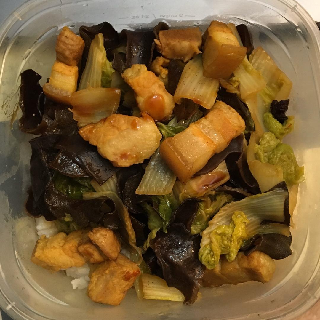 很香的白菜炖五花肉