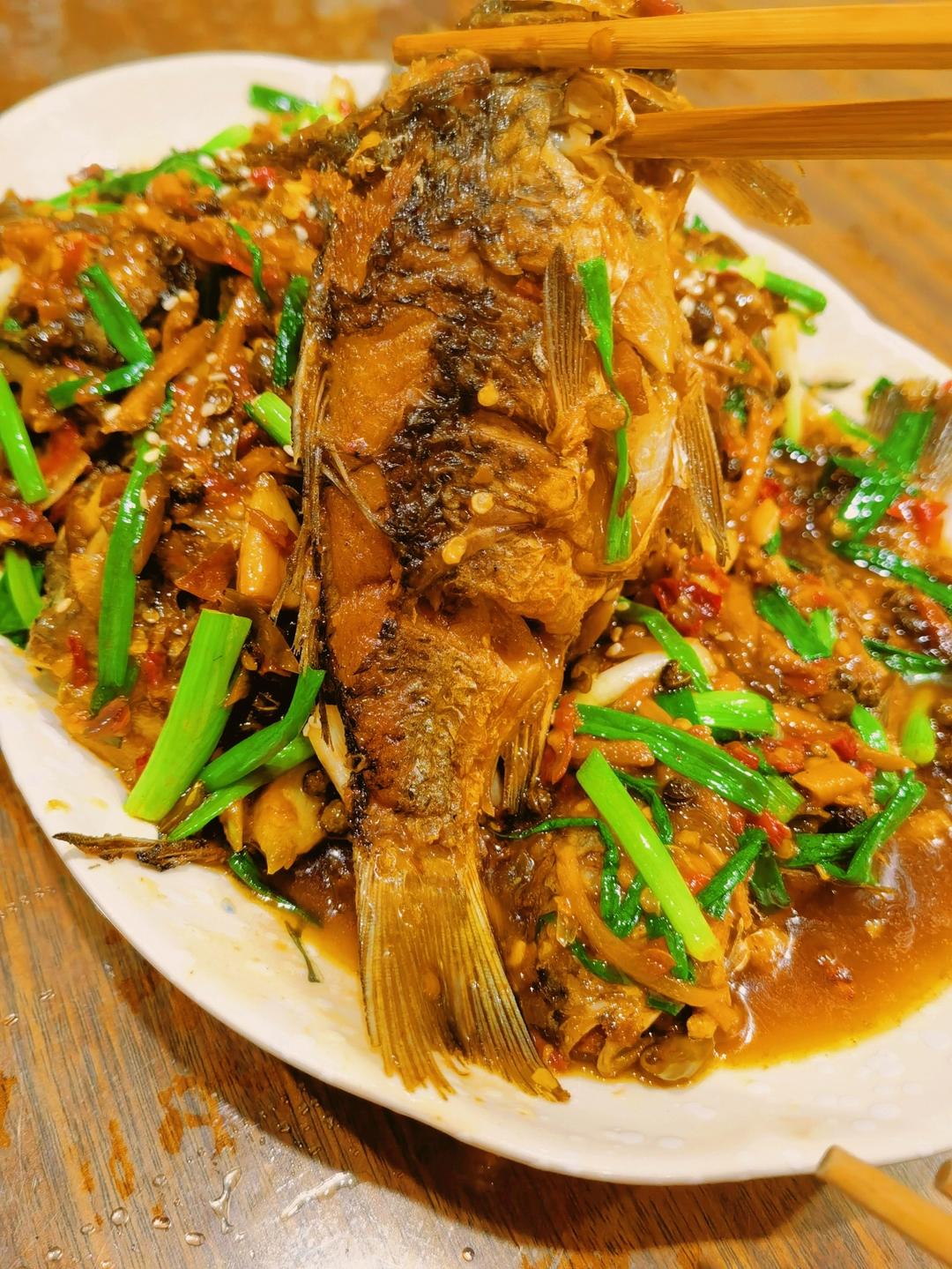 细嫩鲜香家常红烧小鲫鱼