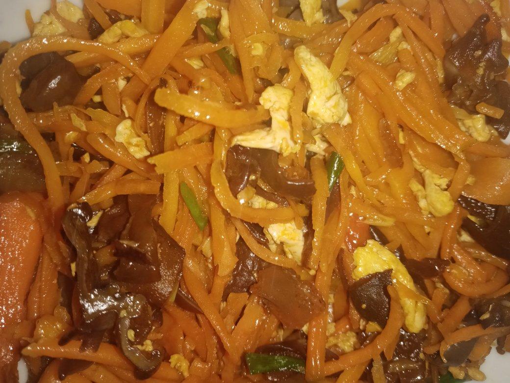 青椒木耳胡萝卜丝炒鸡蛋