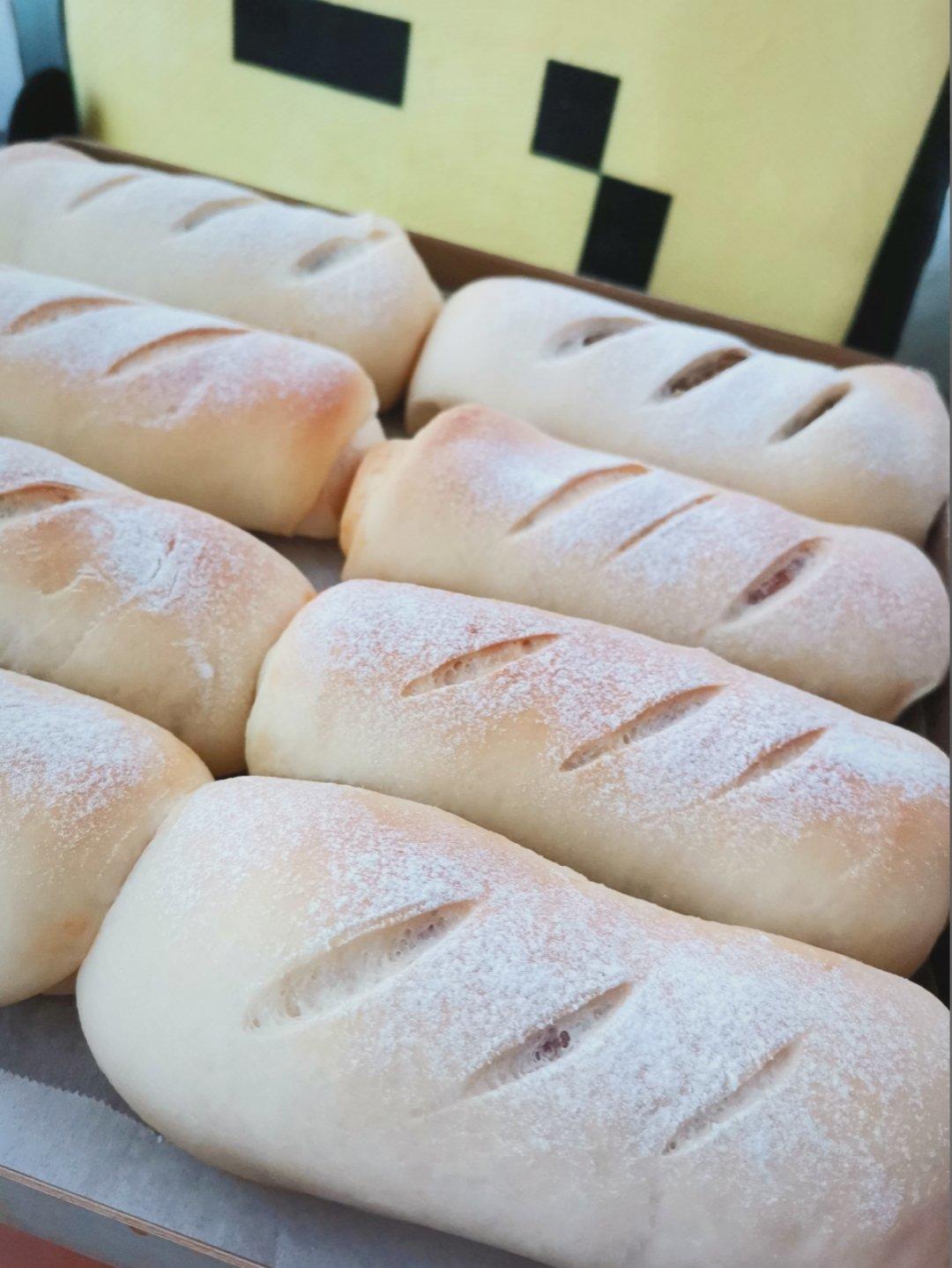 红番茄_6nlh做的香喷喷的肉松卷面包