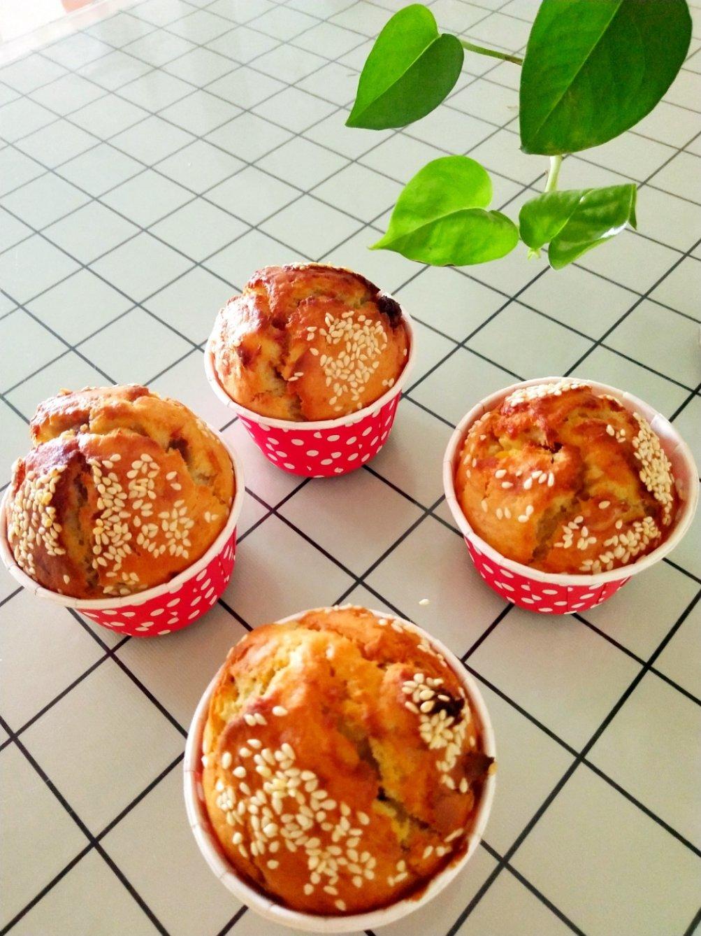 香蕉马芬纸杯蛋糕黑加仑干花生碎