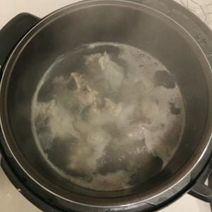 筒骨莲藕玉米胡萝卜汤的做法 步骤5