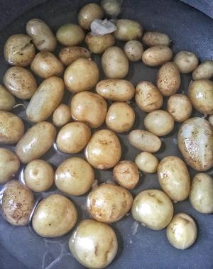 油焖小土豆的做法 步骤1