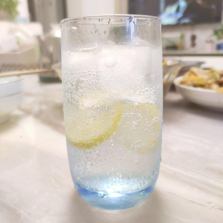 夏天少不了要喝的饮料，简单又易做的荔枝柠檬雪碧