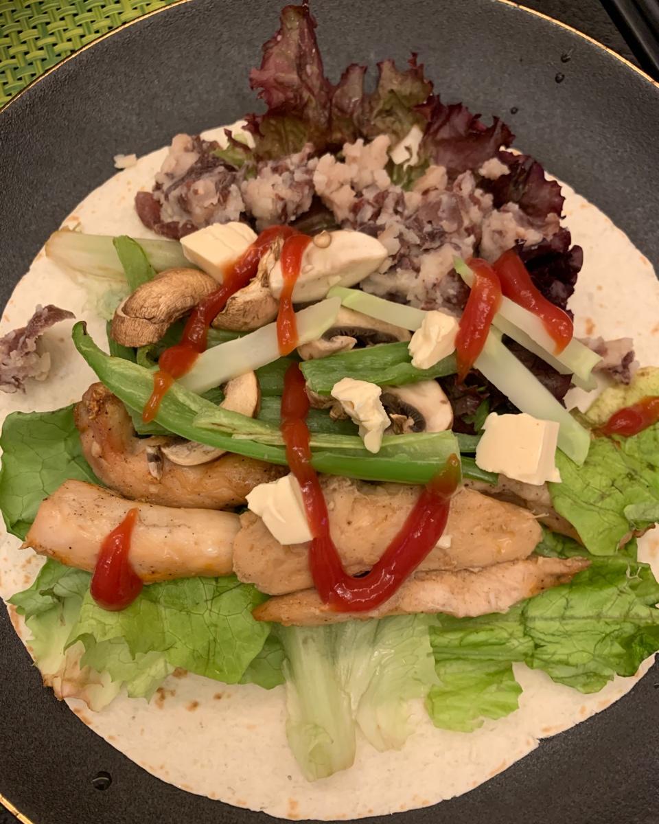 全麦墨西哥鸡肉蔬菜卷饼