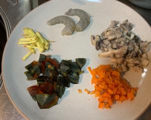皮蛋虾仁瘦肉蘑菇粥的做法 步骤1