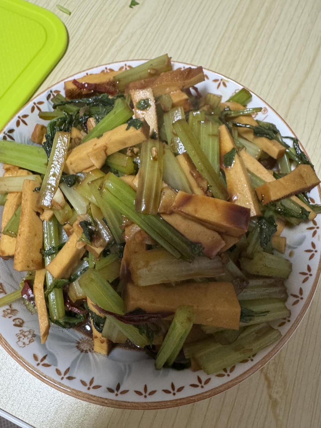 午餐晚餐简单快手下饭菜芹菜炒香干