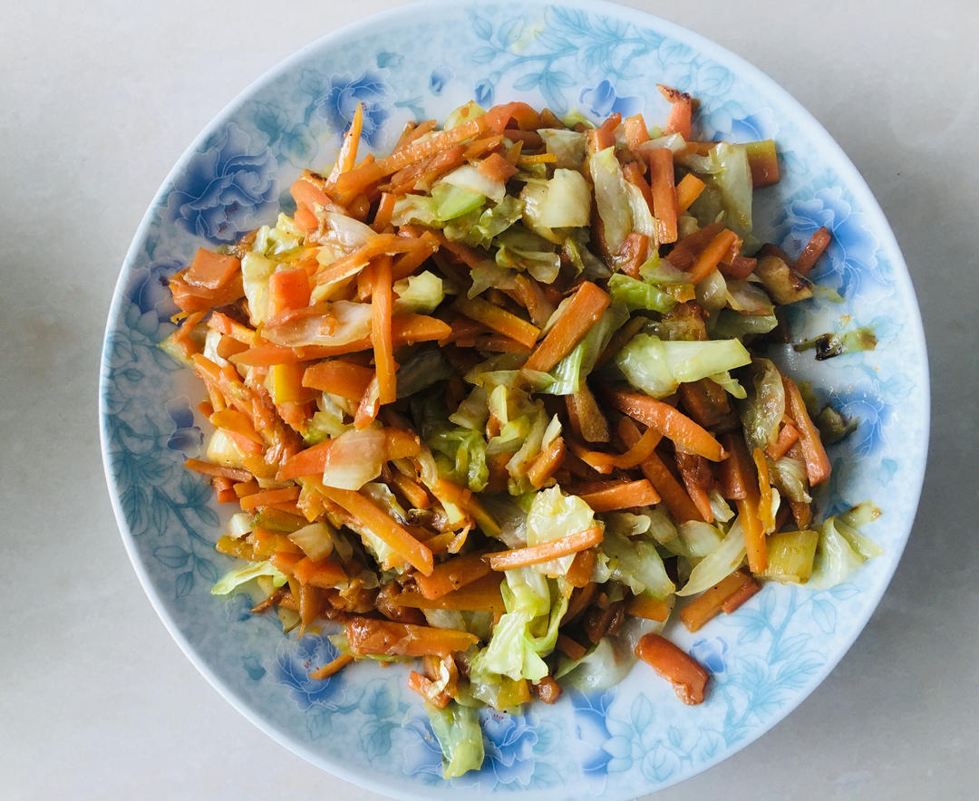 快手素炒圆白菜胡萝卜丝