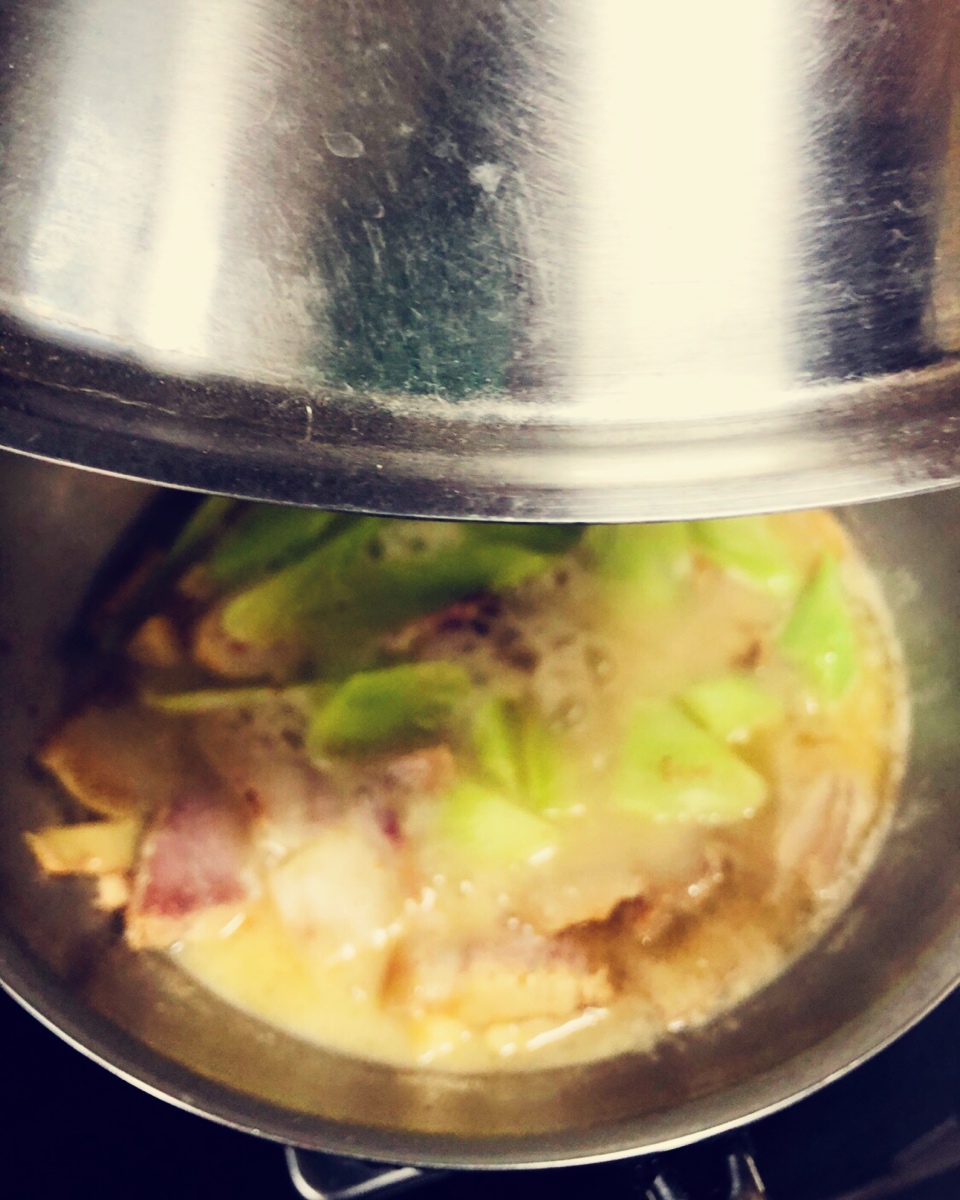 莴笋煨腊肉浓汤