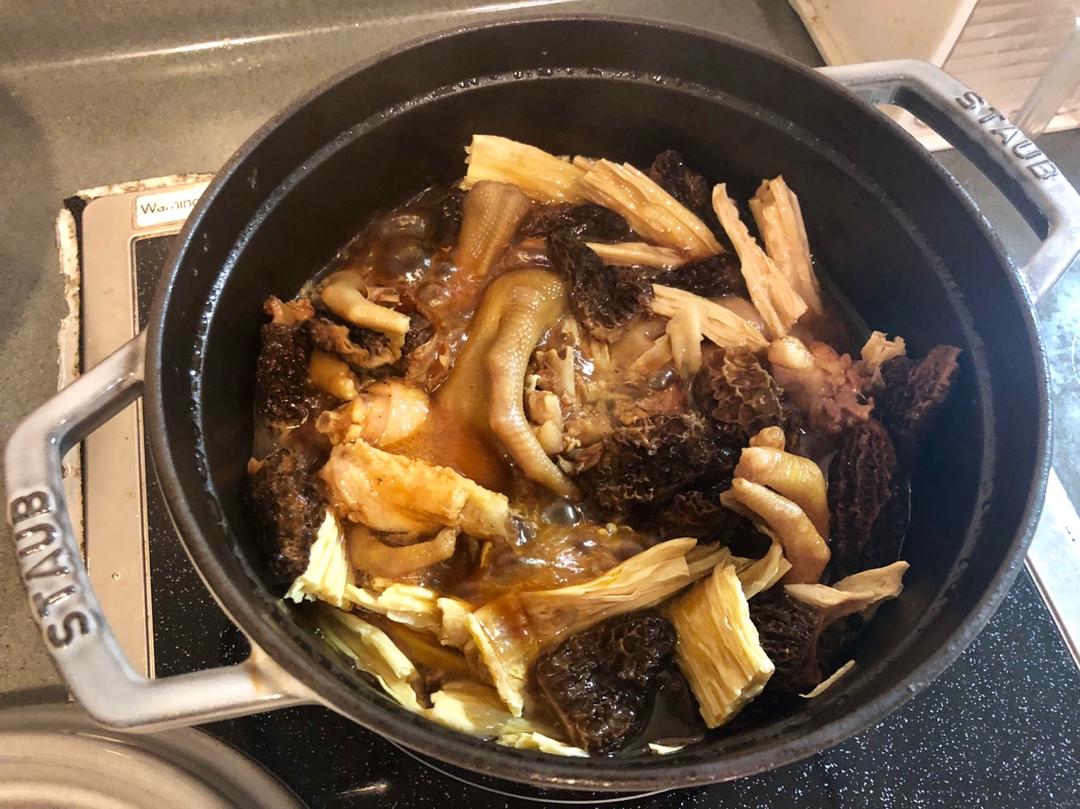 鑄鐵鍋飽汁燜鵝掌