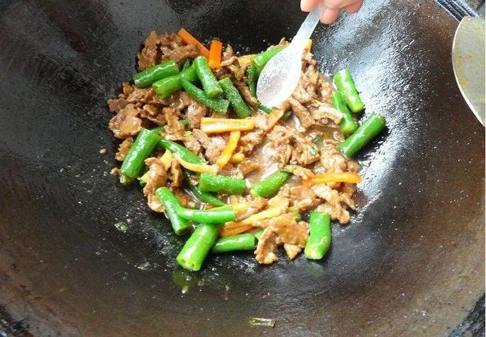 青椒小炒牛肉的做法 步骤9
