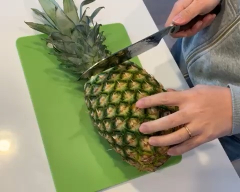 切菠萝方法之巧用神器的做法 步骤3