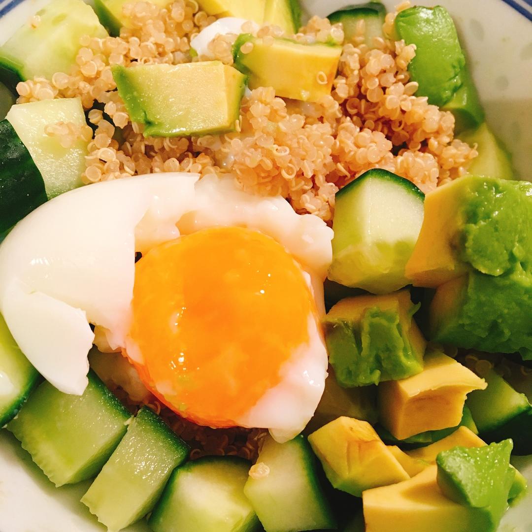 一人食牛油果溏心蛋拌饭