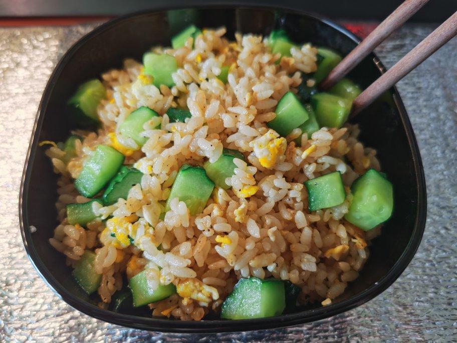 简单的黄瓜蛋炒饭