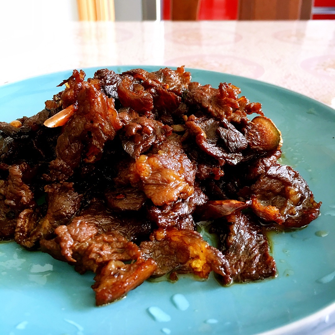 三椒平菇炒牛肉的做法