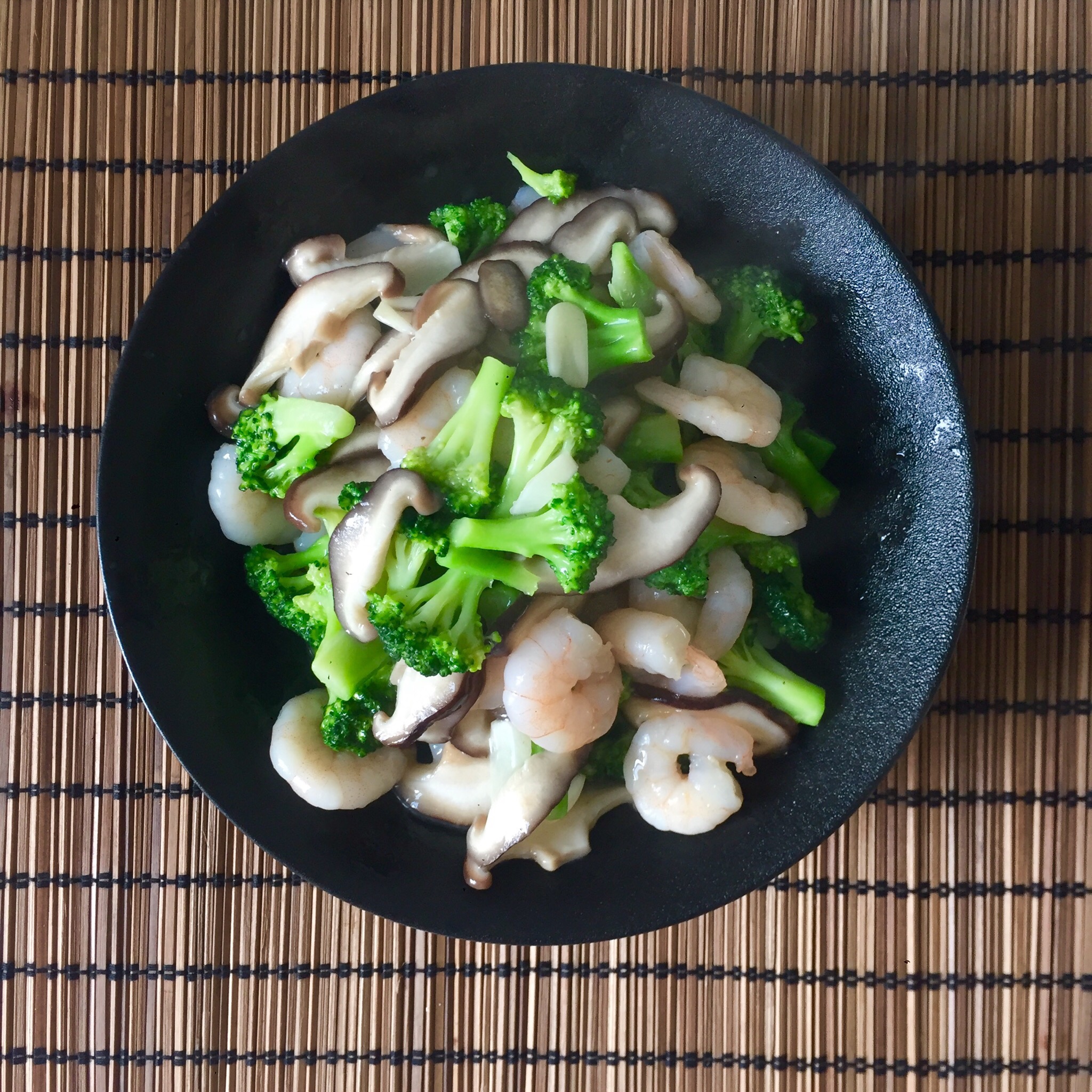 西兰花香菇炒虾仁的做法