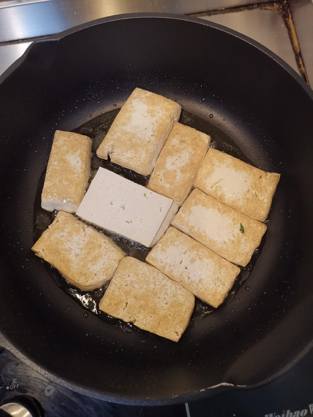 外焦里嫩的香煎豆腐，比肉都好吃