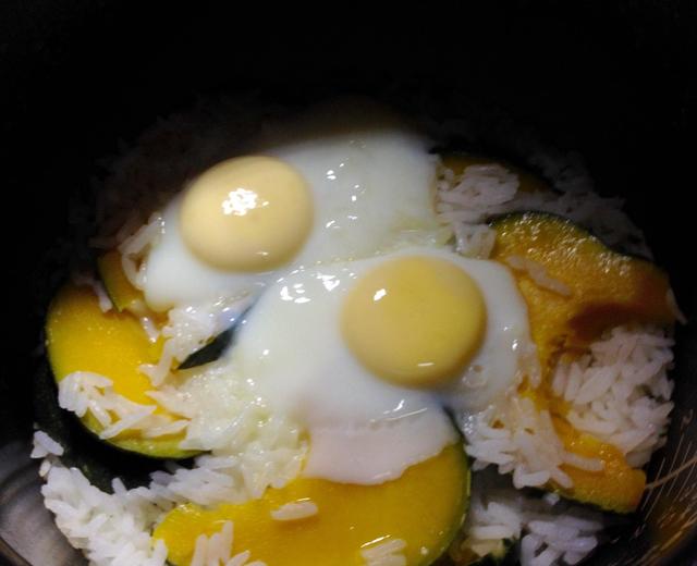 自己做饭最幸福之南瓜鸡蛋饭的做法