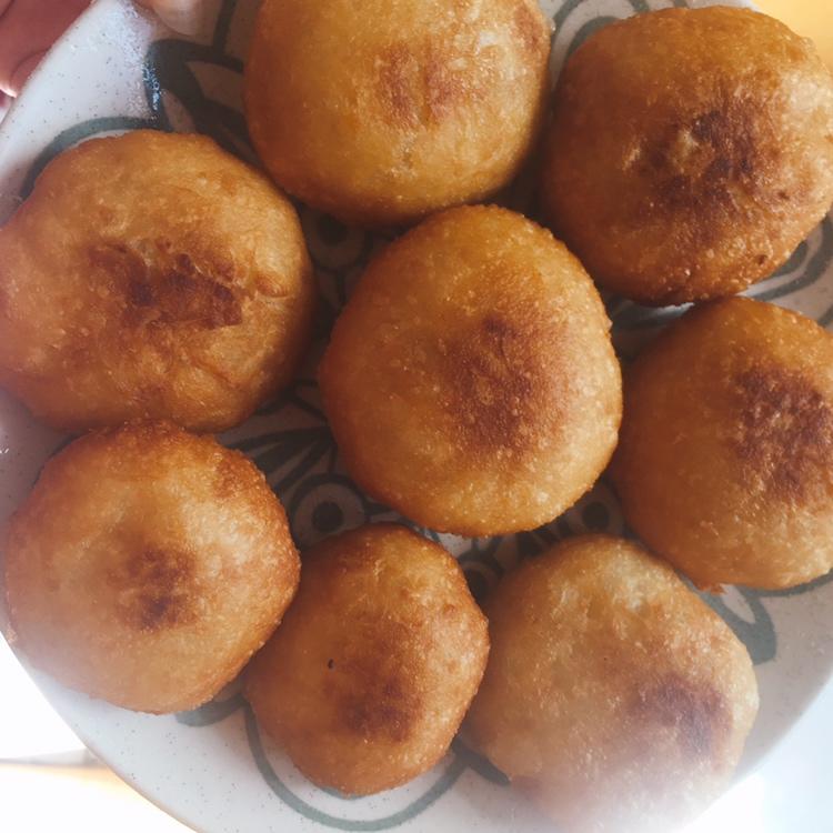 炸糖糕 曹兔兔_做的炸糖糕 赞 面粉,白糖,水,面