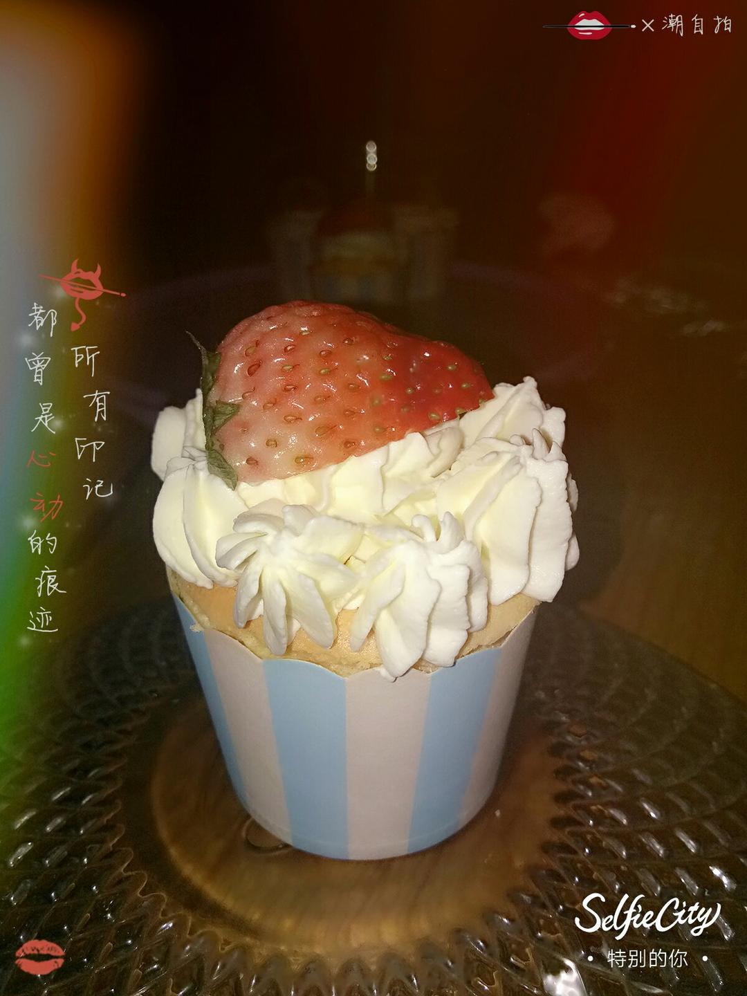 粉红草莓奶油cupcake