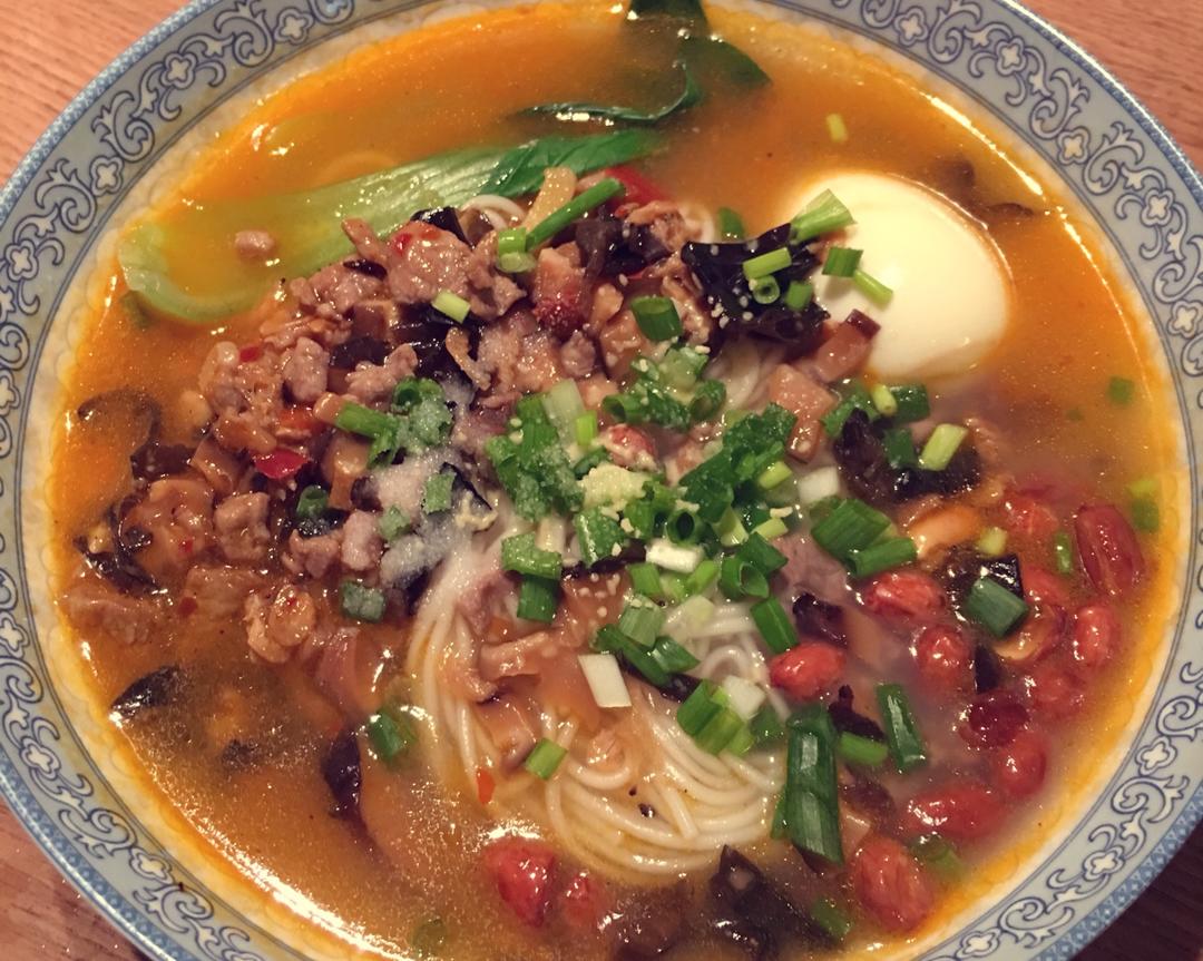 八宝辣酱面-深夜放毒