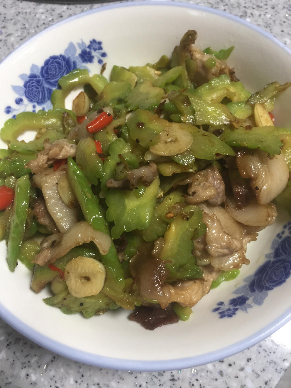 苦瓜炒肉 苦瓜这样做去除大半苦味