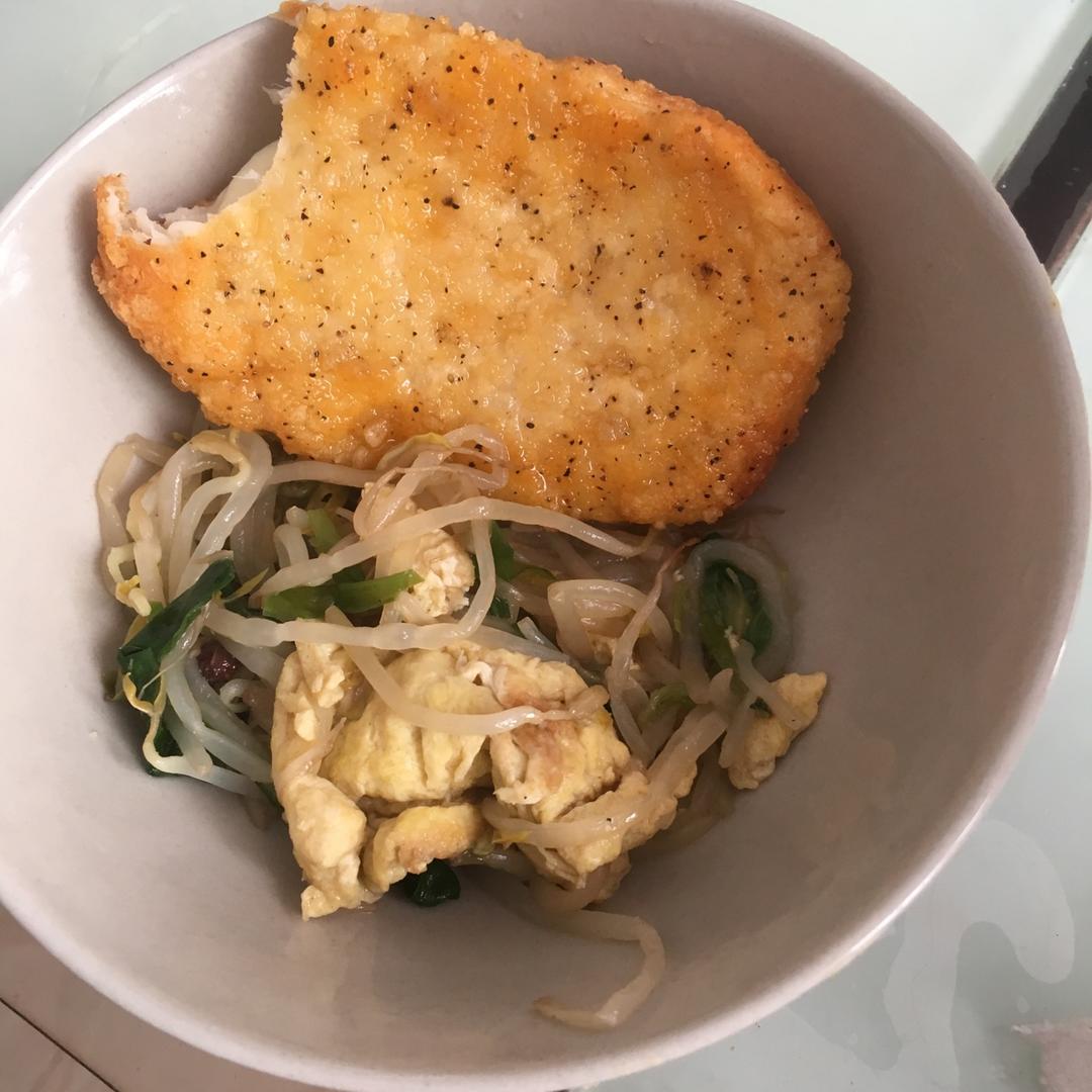 美味营养的                            粉丝韭菜豆芽鸡蛋拌菜