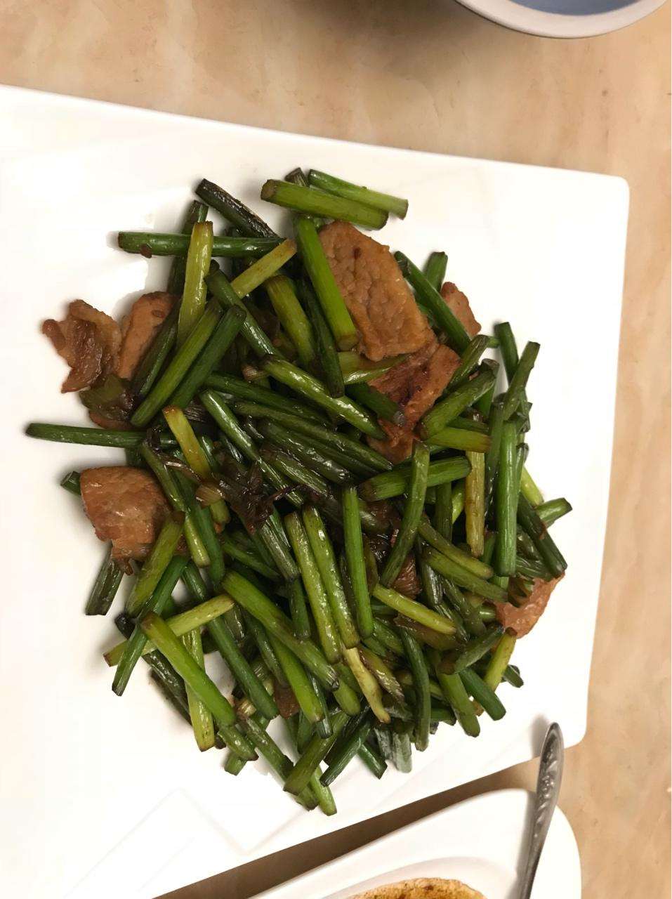 蒜苔炒肉-新手下厨 Fried Pork & Garlic