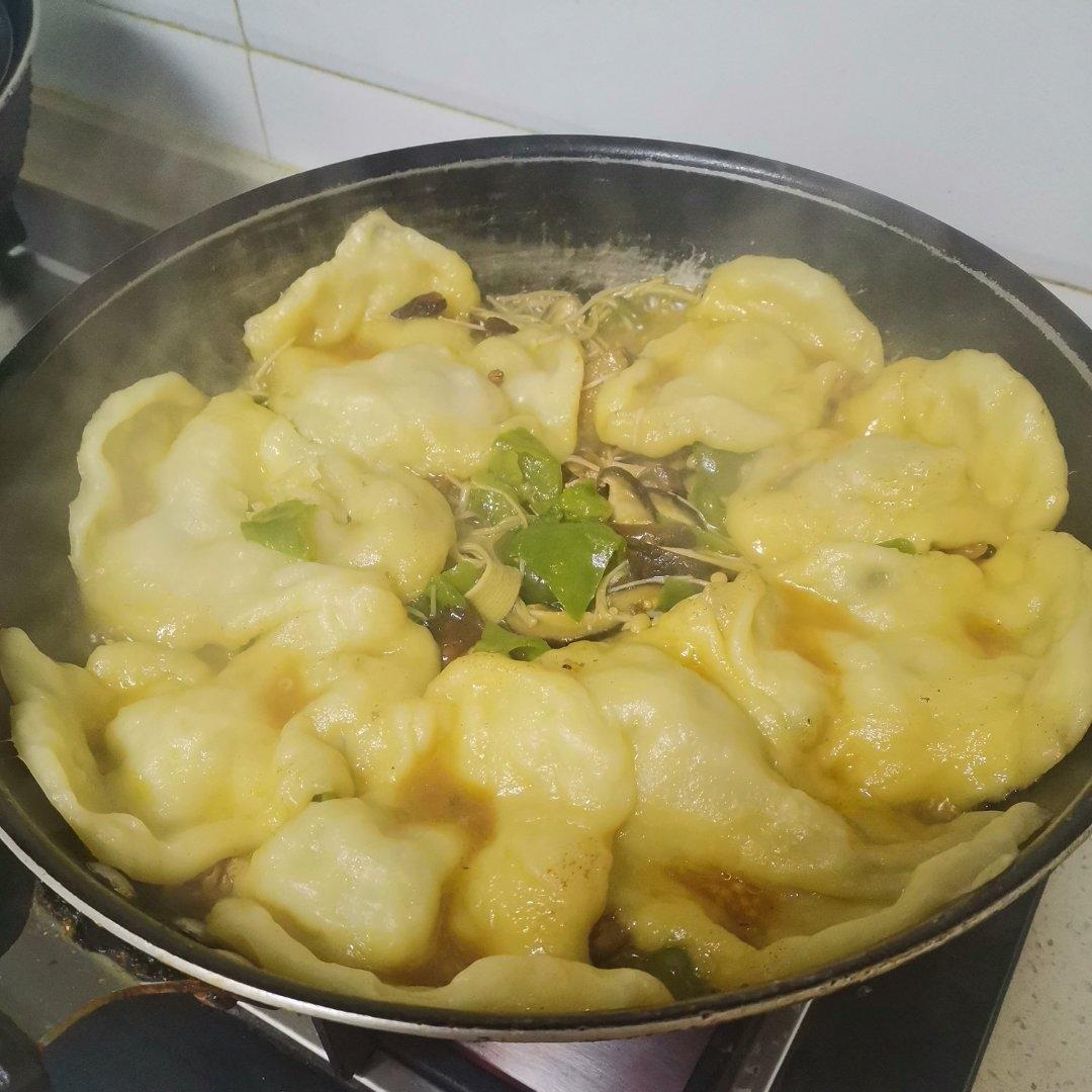 地锅鸡，教你贴饼子好吃的小技巧~