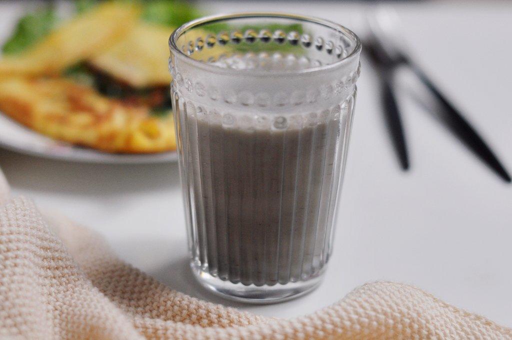 沙莉ling做的香蕉麦片黑芝麻奶昔