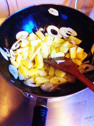 瘦身鲜笋土豆汤的做法 步骤2