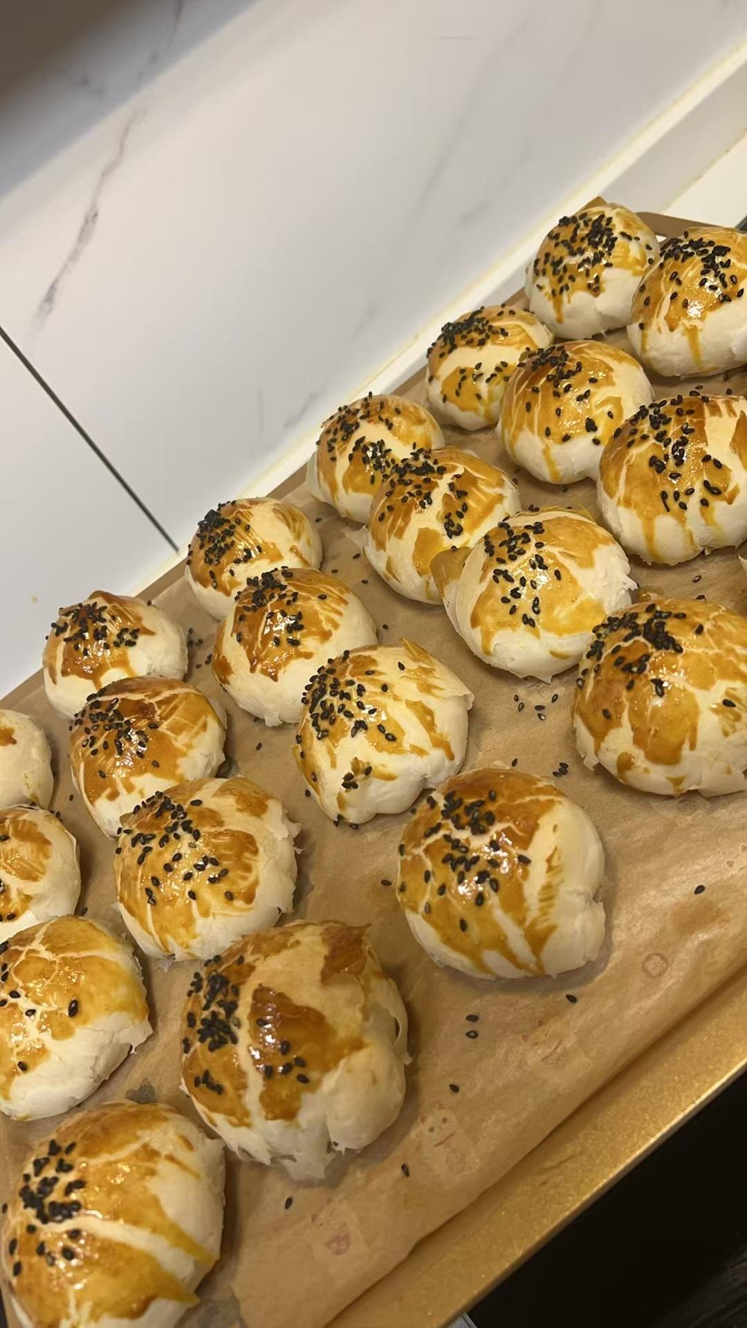 超简单 免揉 酥掉渣的蛋黄酥(超详细附全程视频)不破酥『万能酥皮』