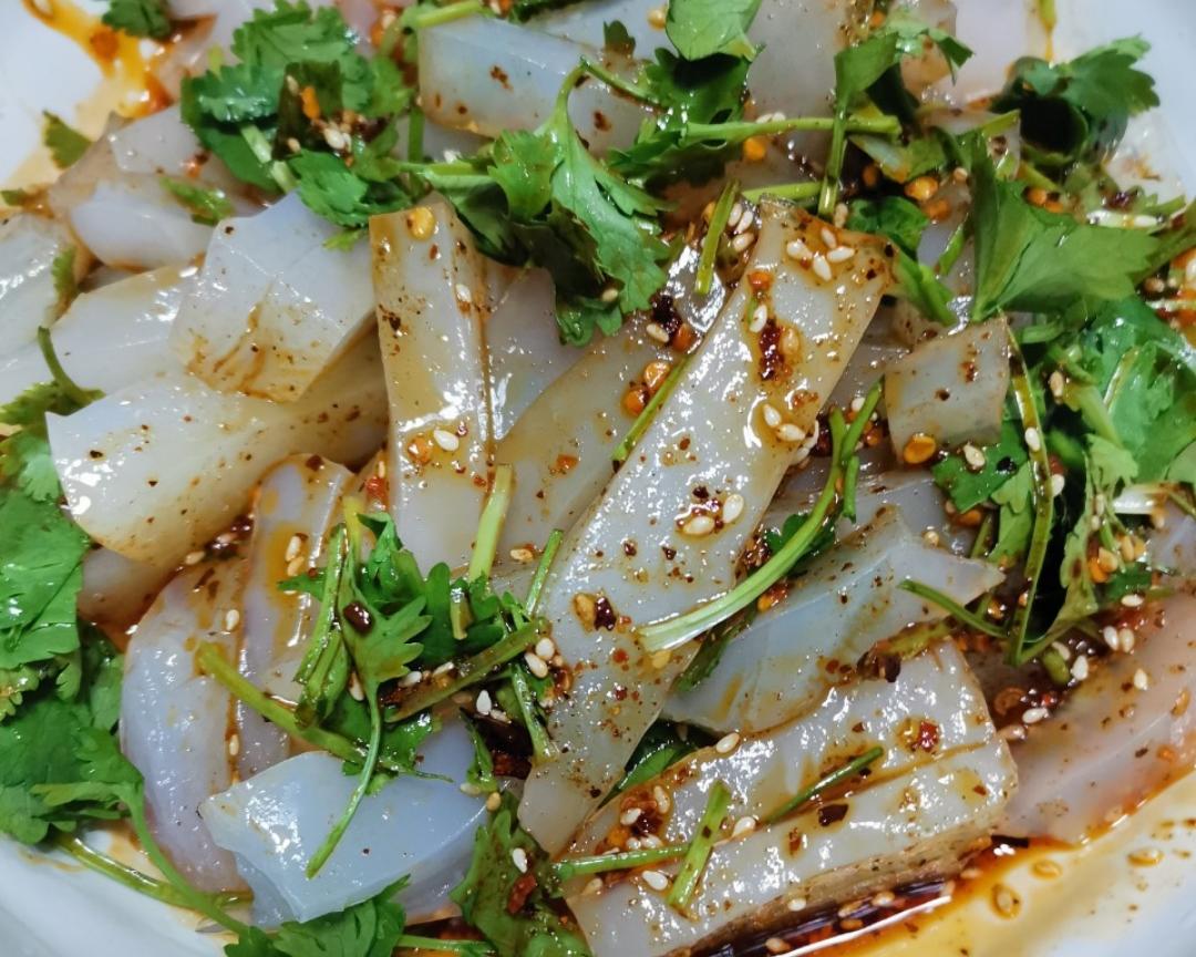 自制凉粉，含完全不同的两种口味料汁
