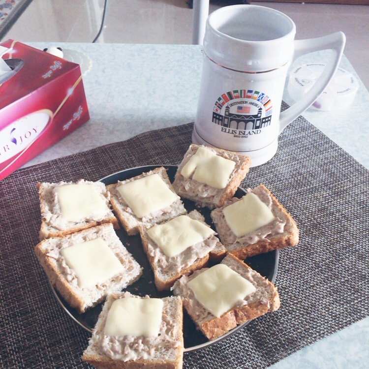 金枪鱼奶酪脆吐司