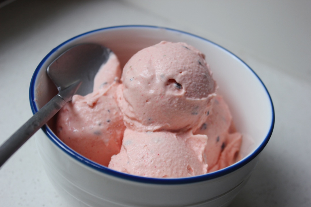 懒人法的蓝莓草莓冰激凌