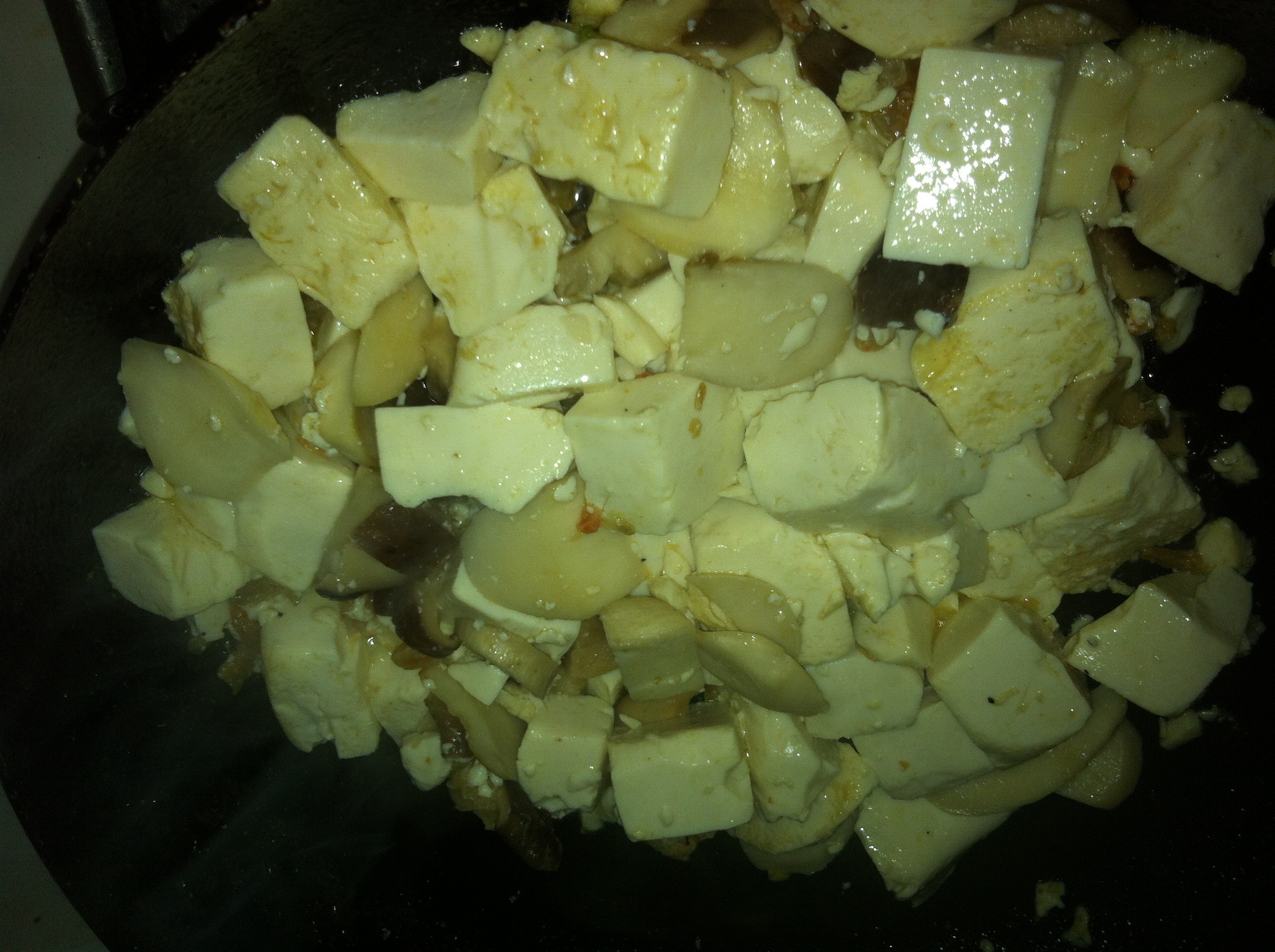 虾米菌菇煮肉汤煮木棉豆腐的做法 步骤2