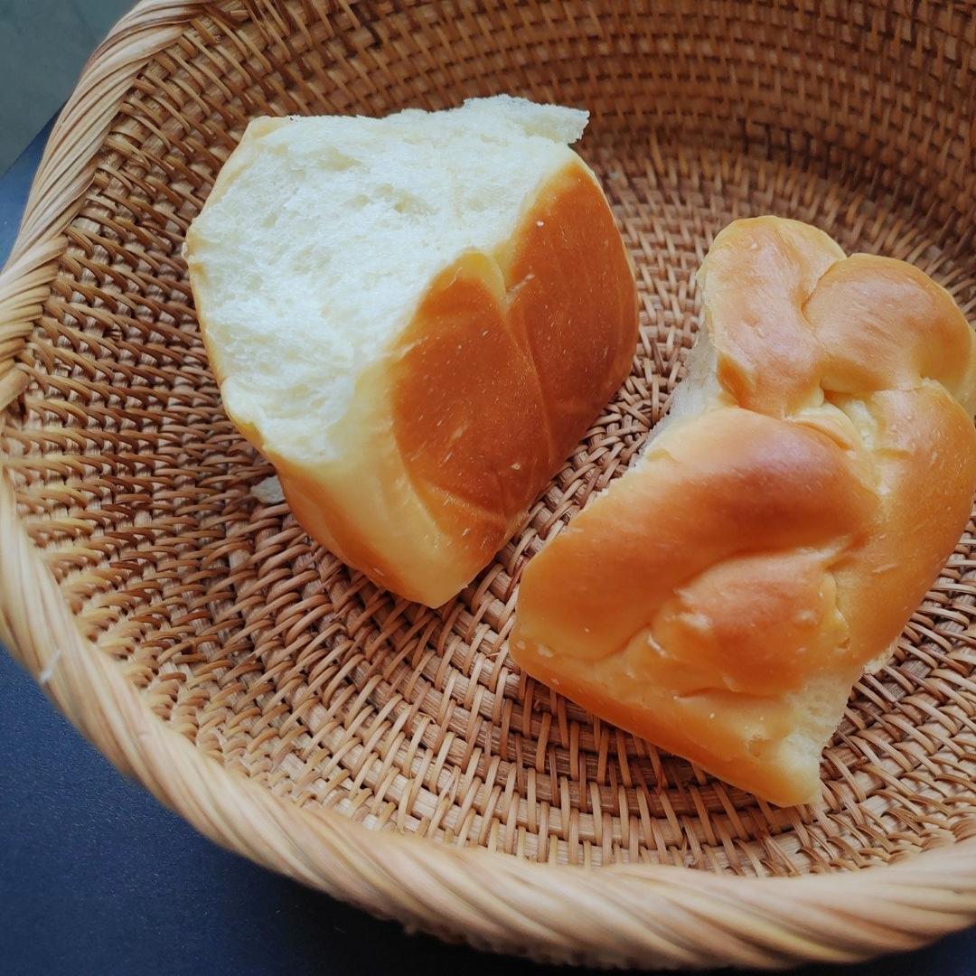 柔软拉丝的老式面包