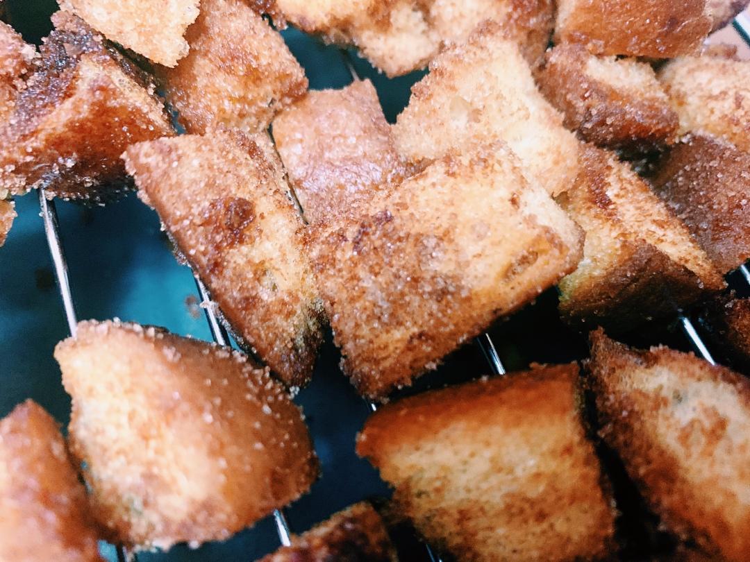 超级简单的焦糖肉桂面包粒